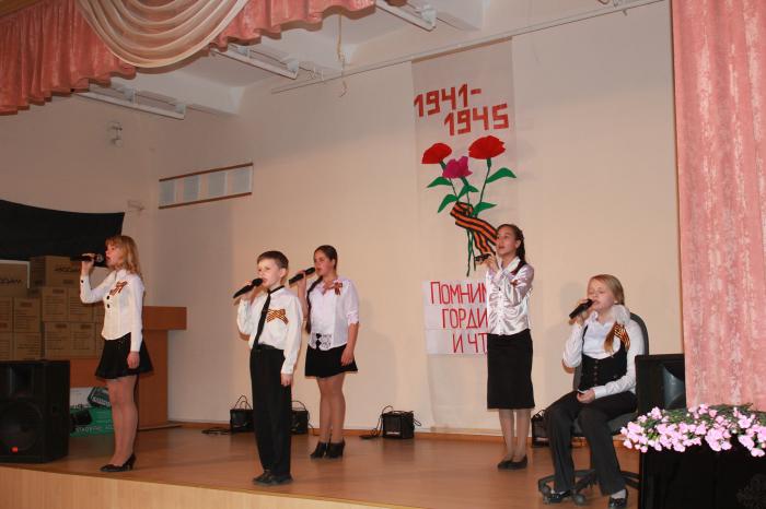 4 мая 2012 года учащиеся МОУ Русско-Высоцкая СОШ, по просьбе местной администрации, подготовили и провели праздничный концерт для ветеранов поселения.