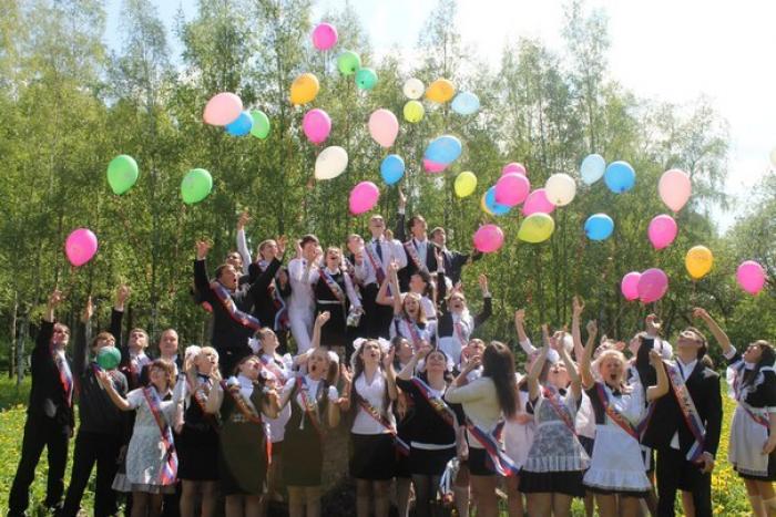 25 мая 2012 года для выпускников Русско-Высоцкой школы прозвенел последний звонок.